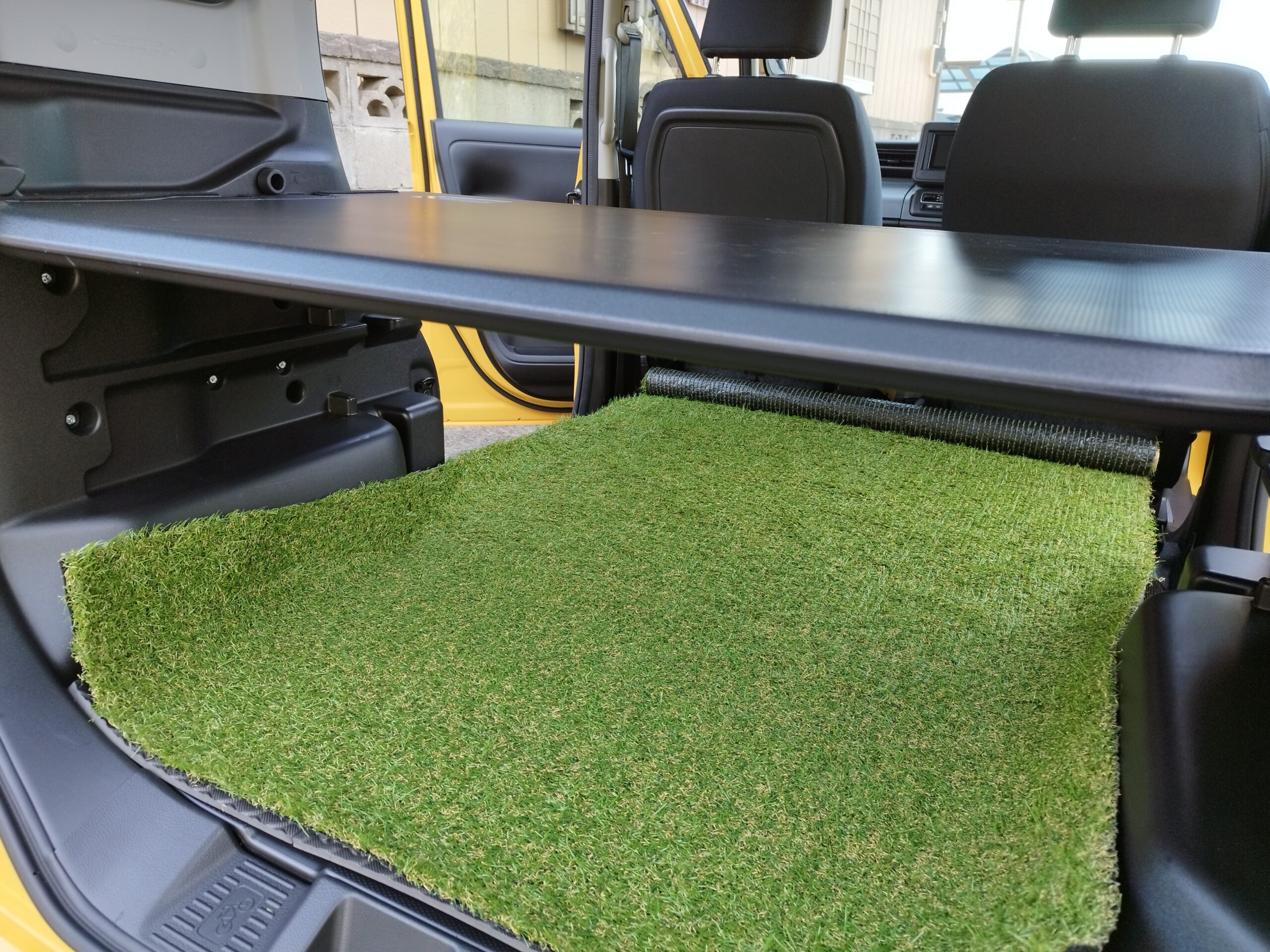 荷室に人工芝生