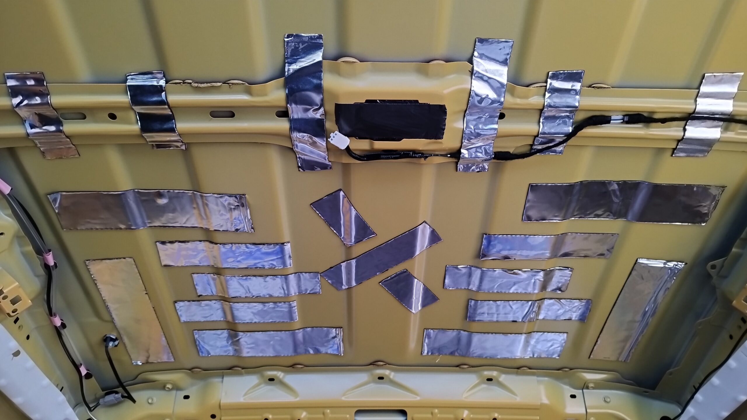 天井の内張りを剥がして断熱シート&制振材を貼り付け(後編)